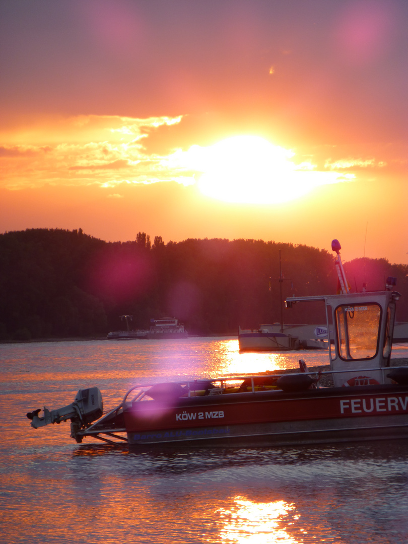 Ende eines Sommerabends am Rhein