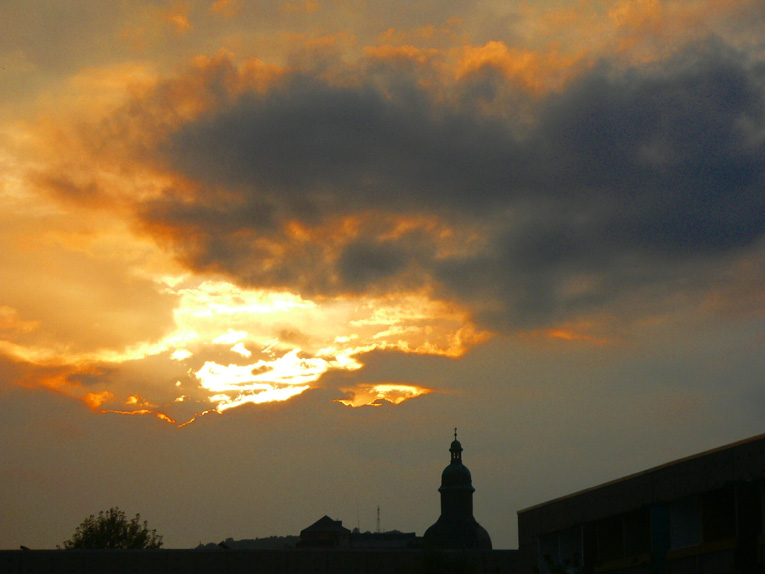 Ende Licht ist Anfang Finsternis.Ende Finsternis ist Anfang Licht.Was ist Erste und Letzte?