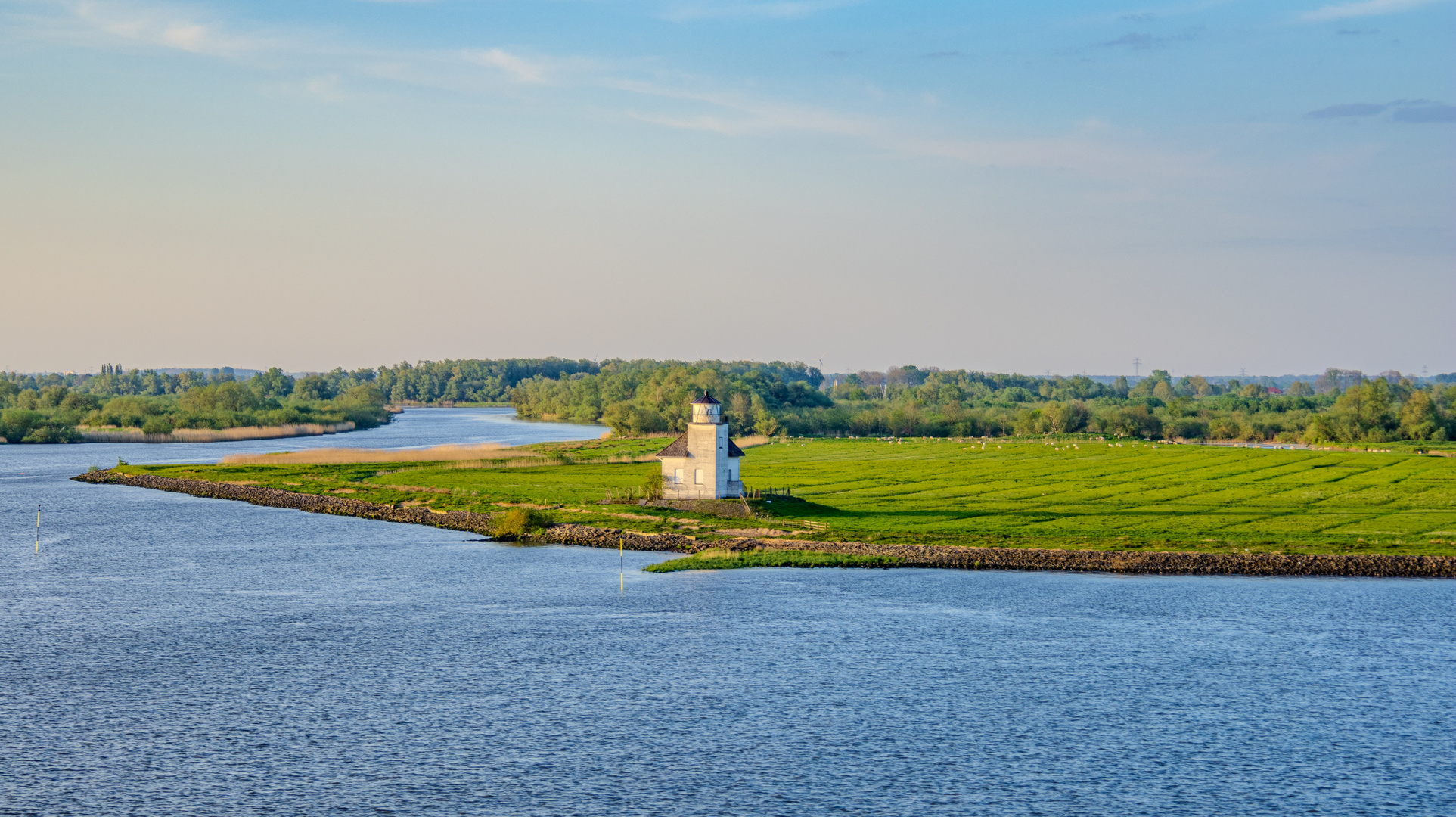 Endlang der Elbe