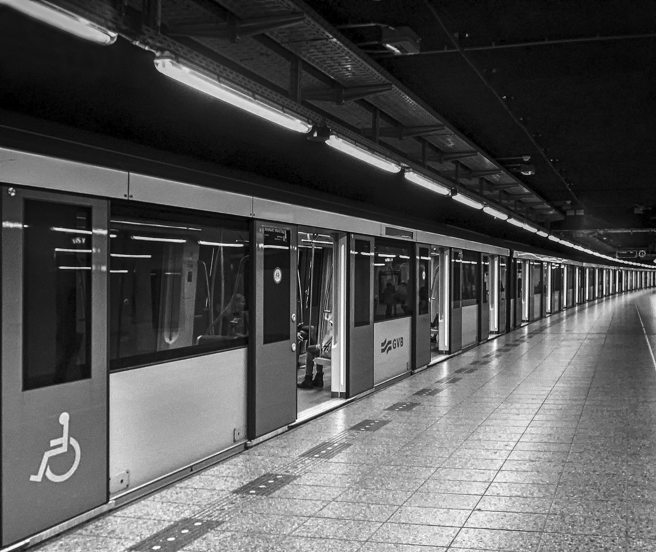 Endless Train... Foto & Bild | hdr, bahnhof, bahn Bilder auf fotocommunity
