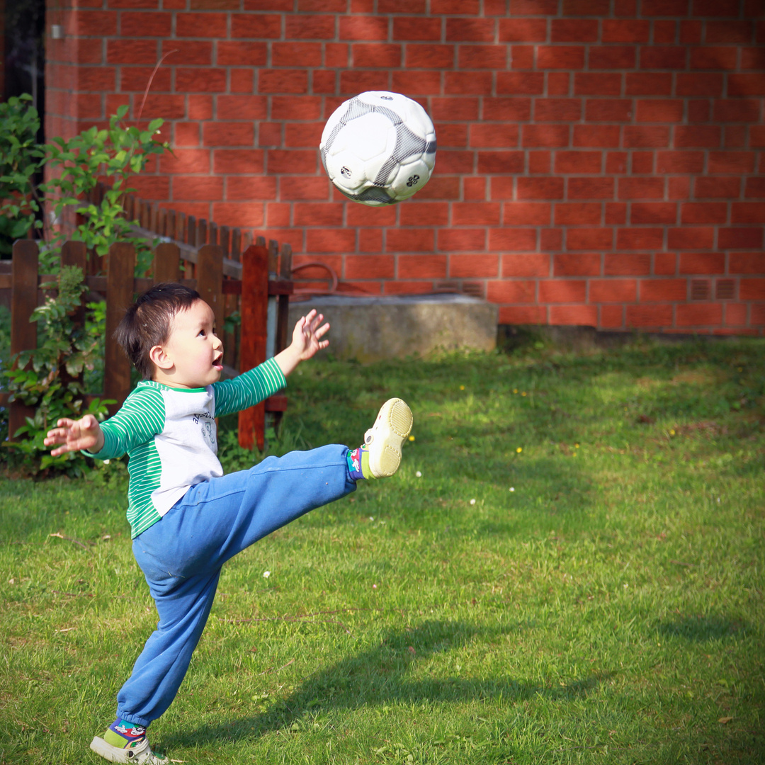 endlich draußen Fußball spielen