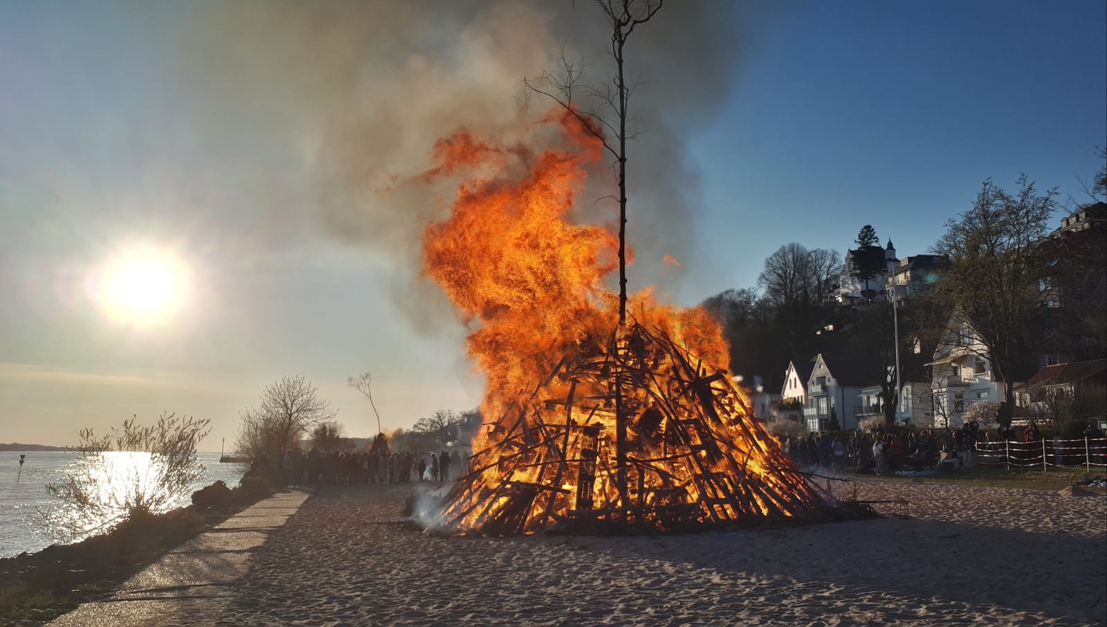 Endlich mal wieder Osterfeuer am Elbstrand...