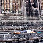endormi sur les marches du temple khmer Vat Phou (12e s)