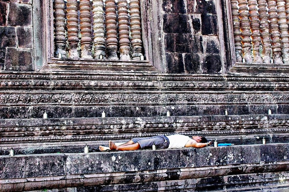 endormi sur les marches du temple khmer Vat Phou (12e s)