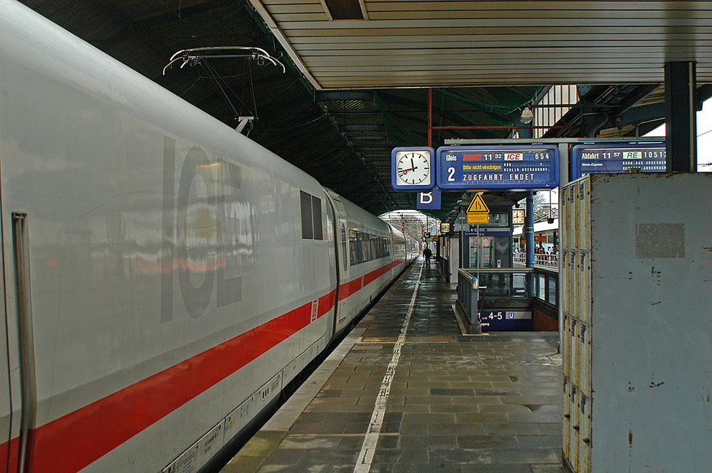 Endstation Bonn HBf, Gleis 2: der Pendlerexpress Berlin-Bonn