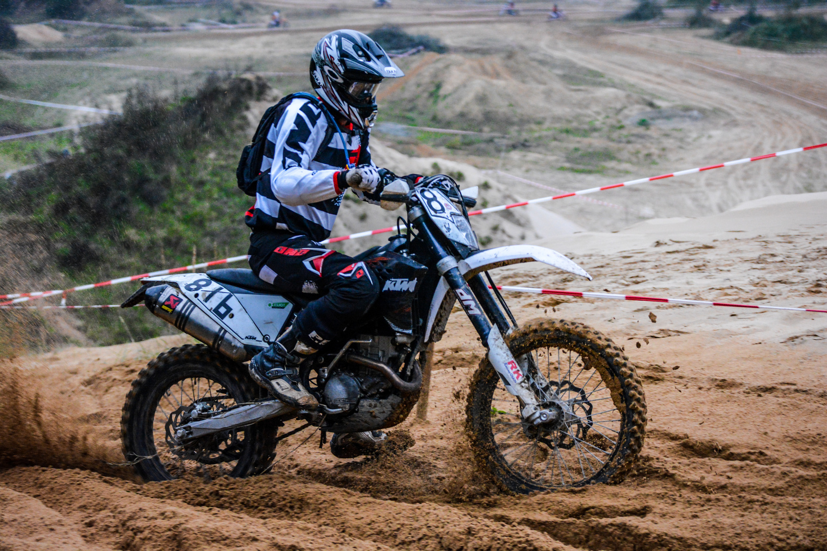 Enduro Motorrad im Weichen Sand