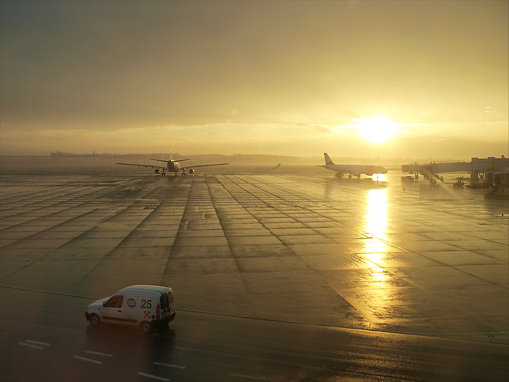 Endzeitstimmung - Flughafen Wien (V2)