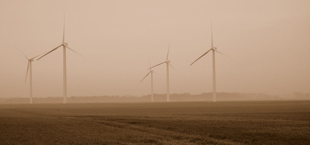 Energie 1 - Windräder im Morgennebel