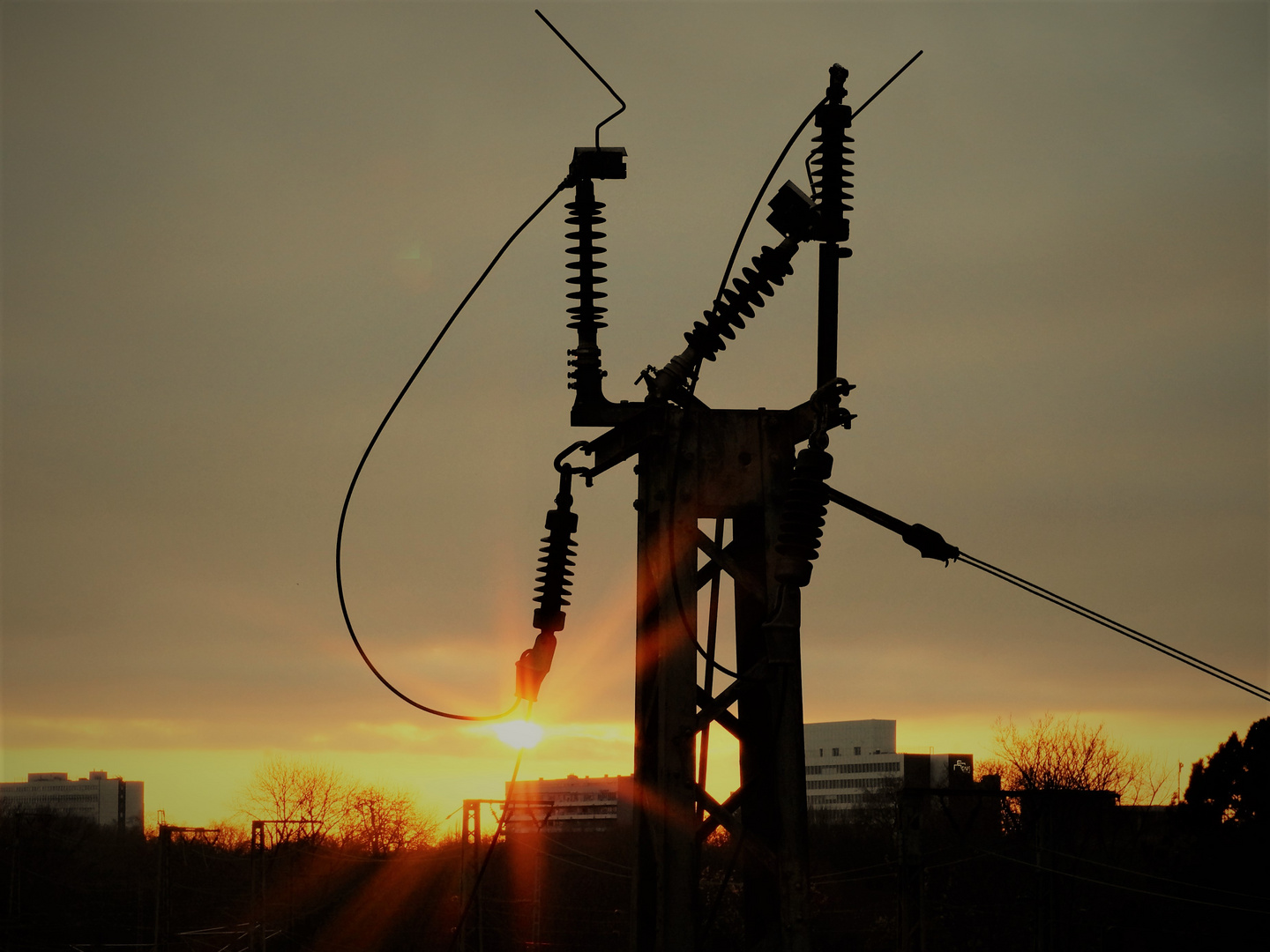 Energie - Wende / Sonnenenergie ins Stromnetz einspeisen (Glühen in der Abendsonne)