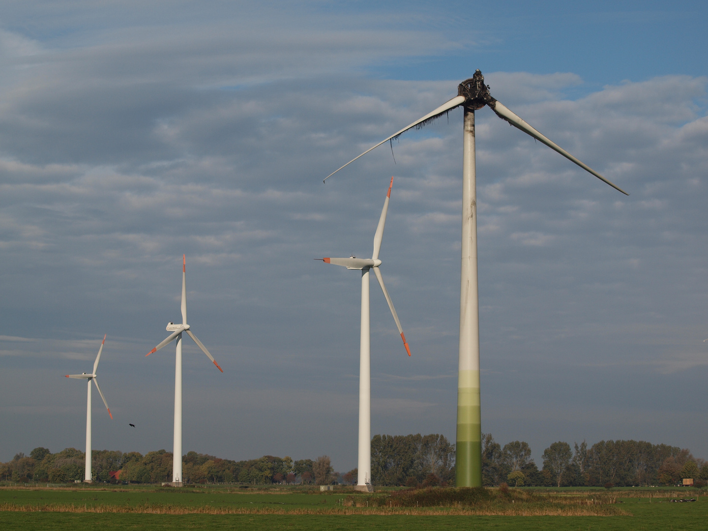 Energiewende - ausgebrannte Windkraftanlage bei Wilhelmshaven