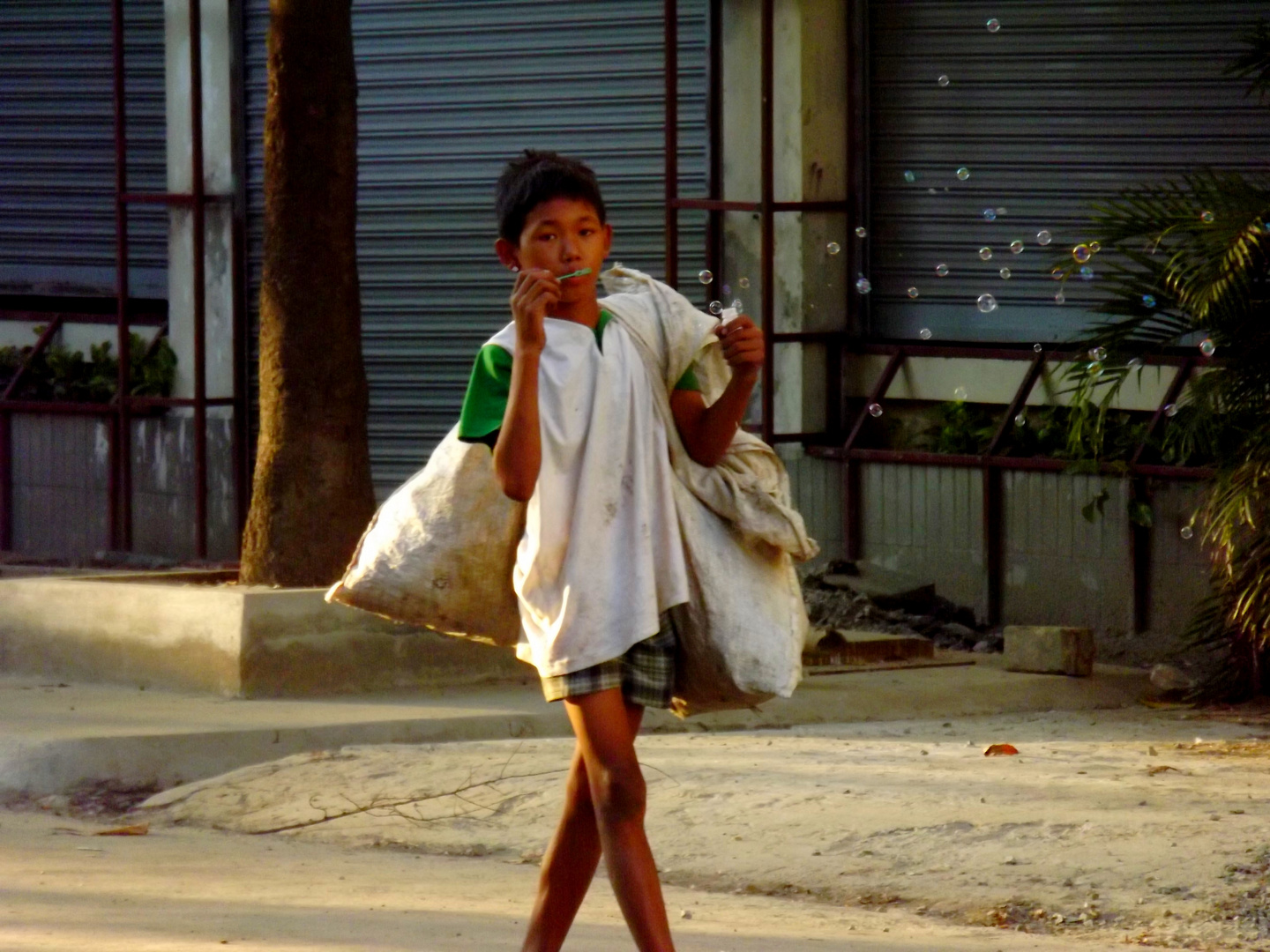 enfant aux bulles de savon