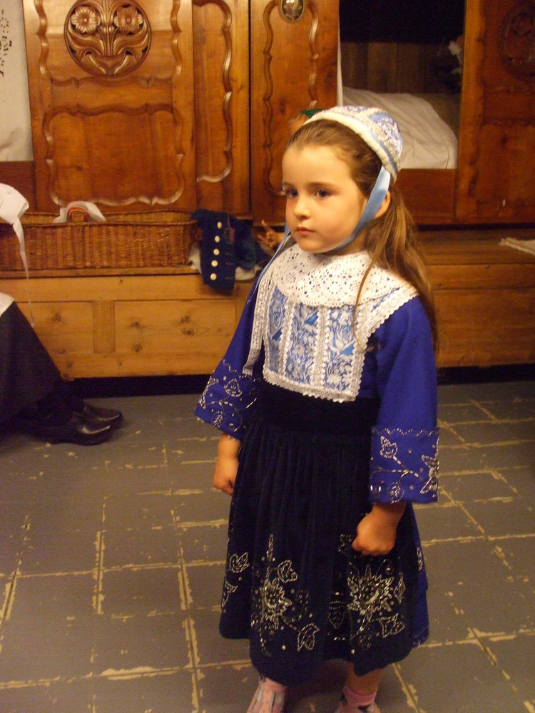 enfant en costume de plougastel dans le 29