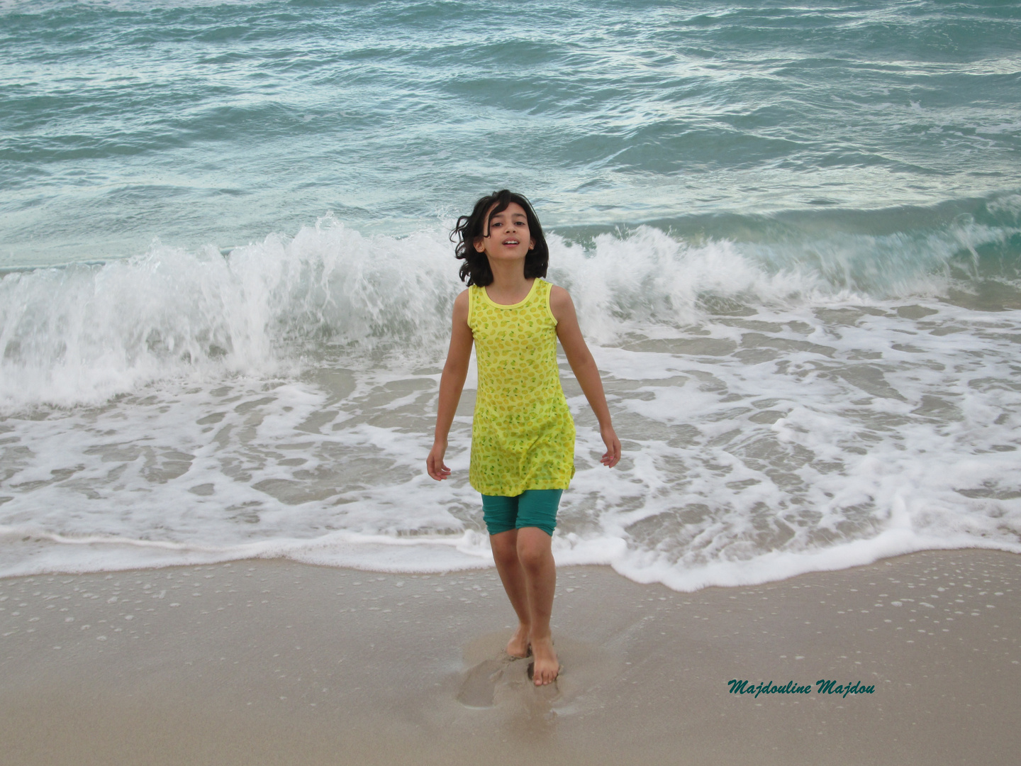 Enfant heureuse au bord de la mer