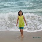 Enfant heureuse au bord de la mer