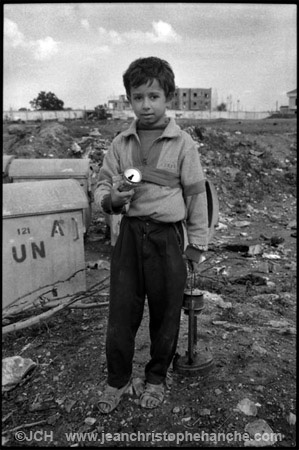 Enfant palestiniens récupérant de la ferraille, camp de réfugiés de Burj el Shemali, sud-Liban