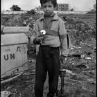 Enfant palestiniens récupérant de la ferraille, camp de réfugiés de Burj el Shemali, sud-Liban
