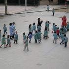 Enfants Barcelonais en blouses dans leur cours de récréation