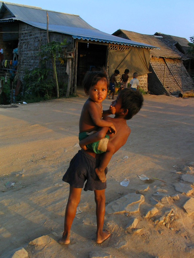 Enfants dans le soleil couchant