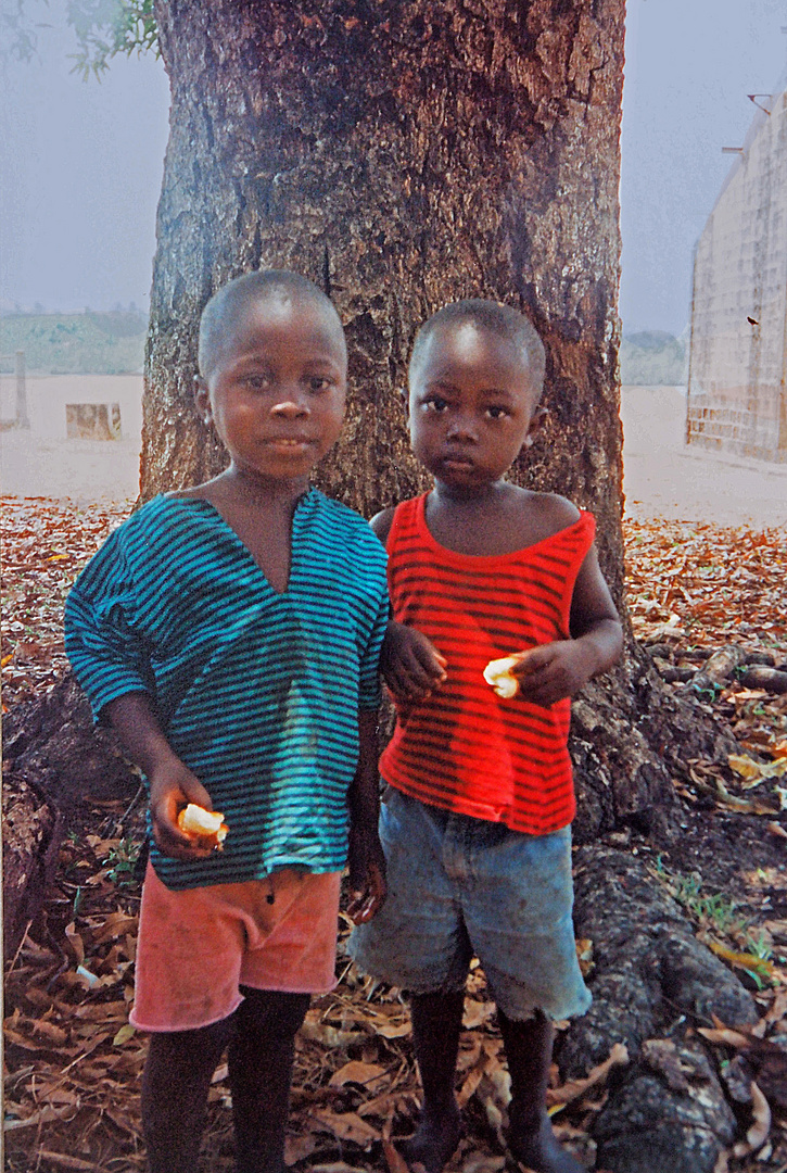 Enfants guinéens dans un village