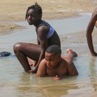 enfants jouant à la plage