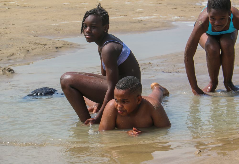 enfants jouant à la plage