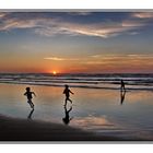 enfants jouant au soleil couchant