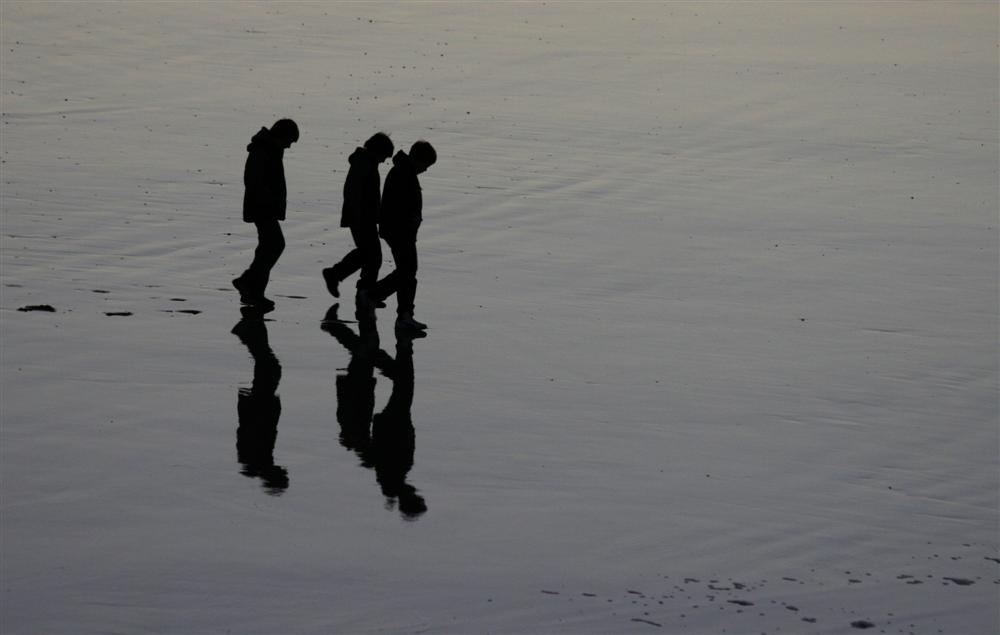 Enfants sur la plage de Dieppe le soir