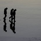 Enfants sur la plage de Dieppe le soir