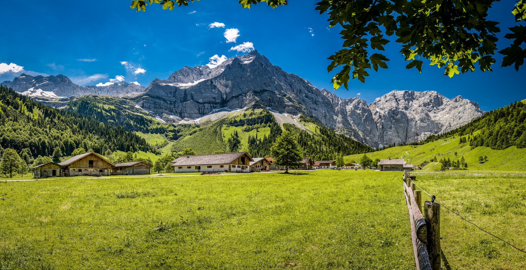 Eng-Alm im Karwendel mit Blick auf Laliderer Wände