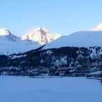 Engadin = und sein blauer Himmel / y su cielo azul / et son ciel bleu...05a