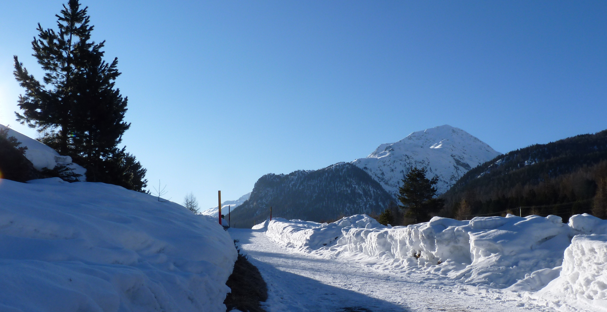 Engadin = und sein blauer Himmel / y su cielo azul / et son ciel bleu...06