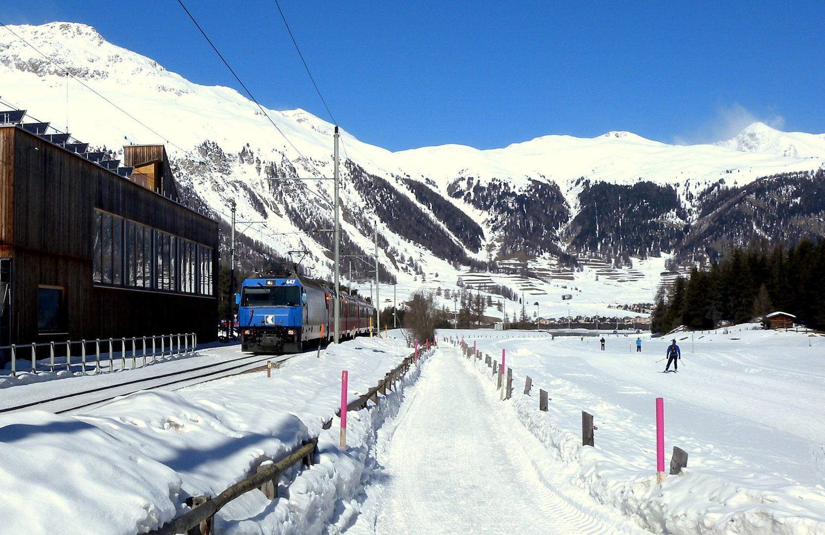 Engadin = und sein blauer Himmel / Y su cielo azul / Et son ciel bleu...12