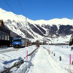 Engadin = und sein blauer Himmel / Y su cielo azul / Et son ciel bleu...12