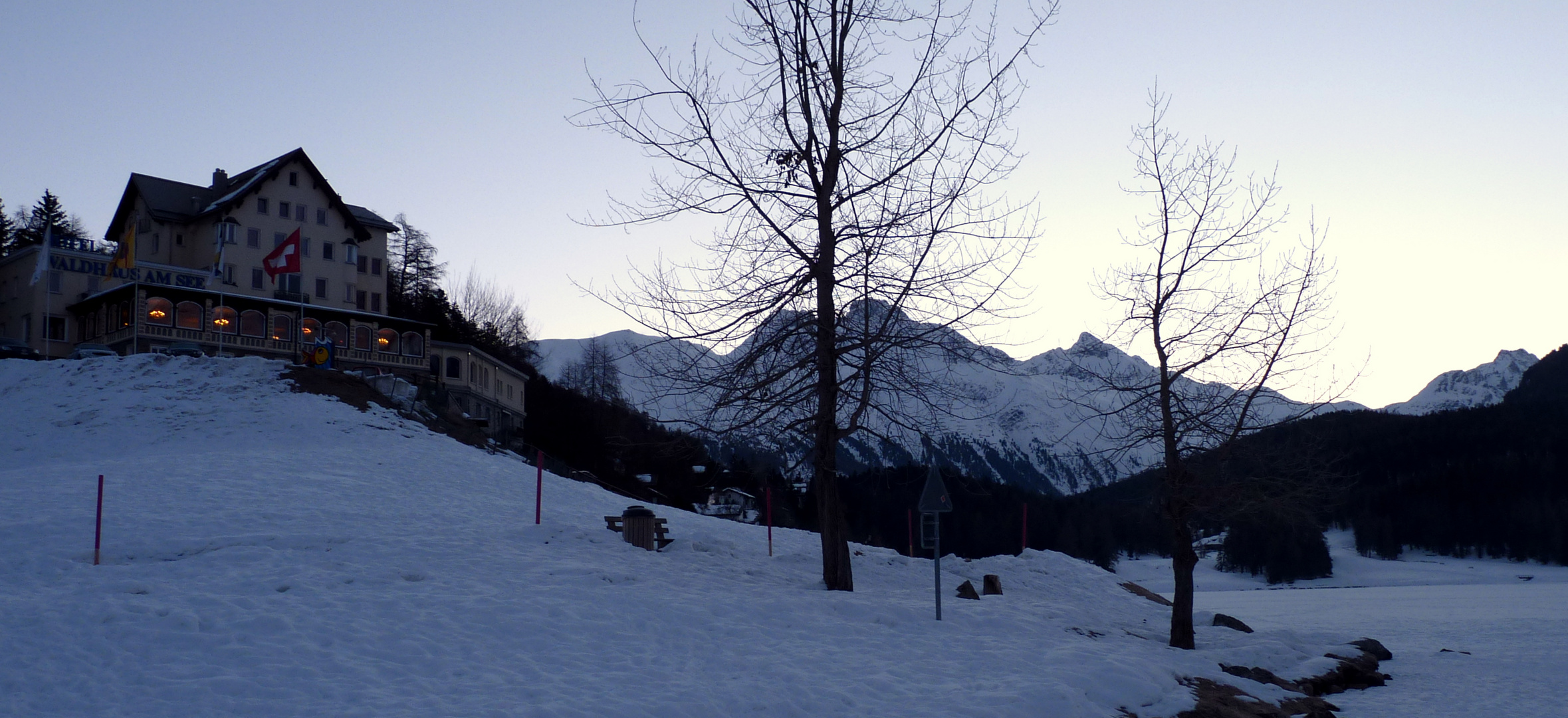 Engadin = und sein blauer Himmel / Y su cielo azul / Et son ciel bleu...14