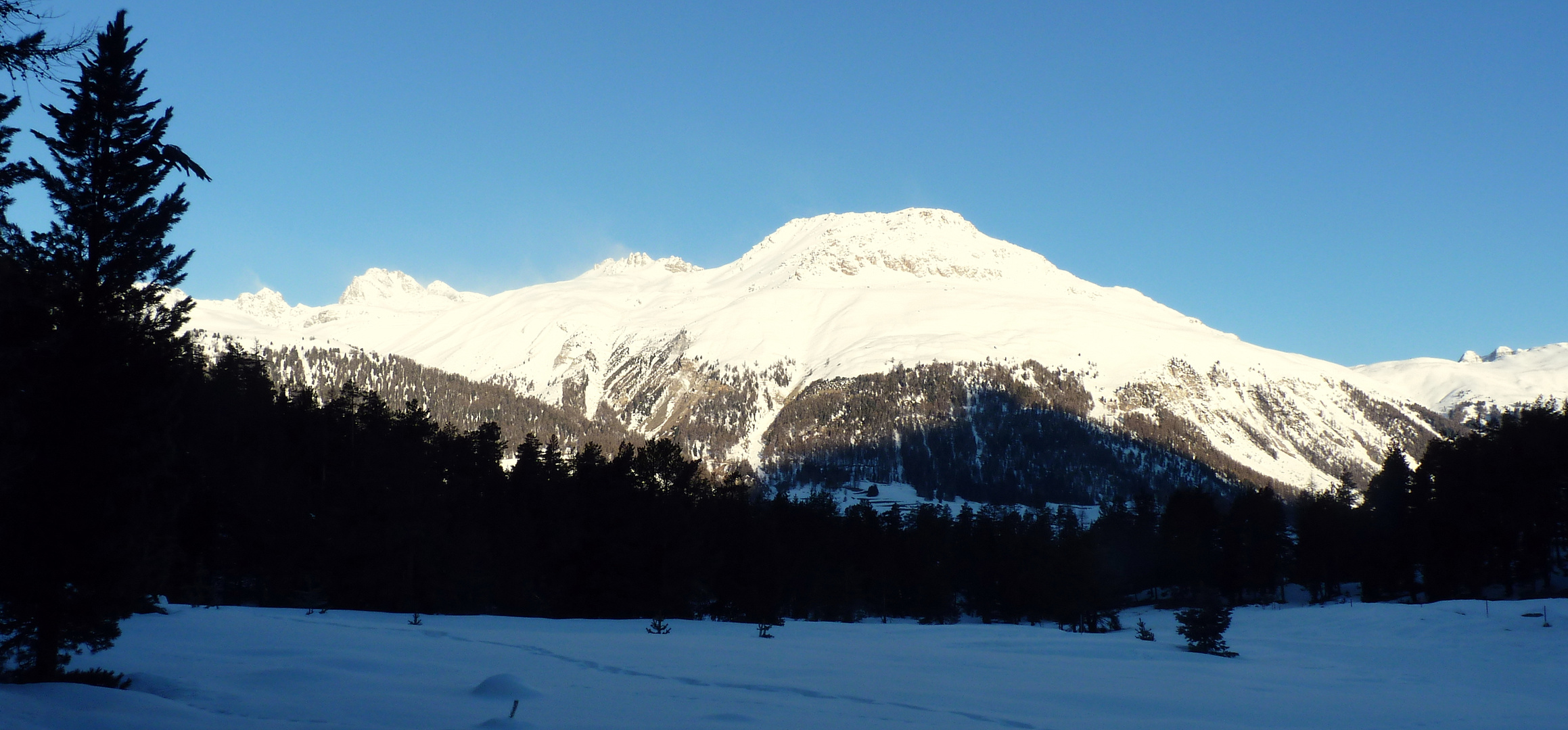 Engadin = und sein blauer Himmel / Y su cielo azul / Et son ciel bleu...16