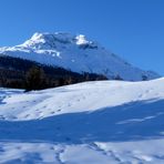 Engadin = und sein blauer Himmel / Y su cielo azul / Et son ciel bleu...17