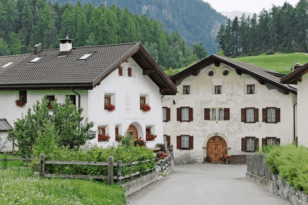 Engadinerhäuser in Tarasp Fontana (Unterengadin)