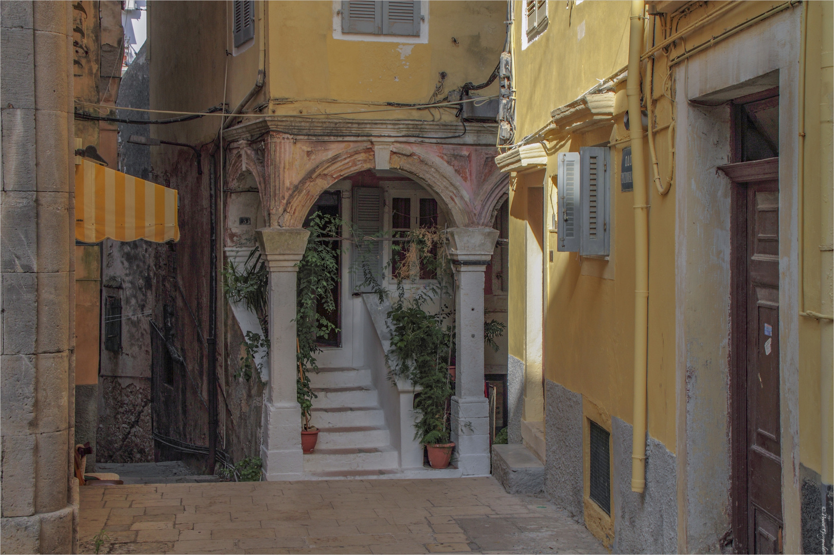 Enge Gasse im alten Teil der Stadt Korfu