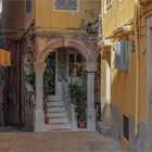 Enge Gasse im alten Teil der Stadt Korfu