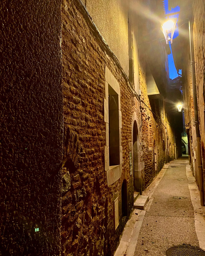 enge Gasse in Cahors, Frankreich