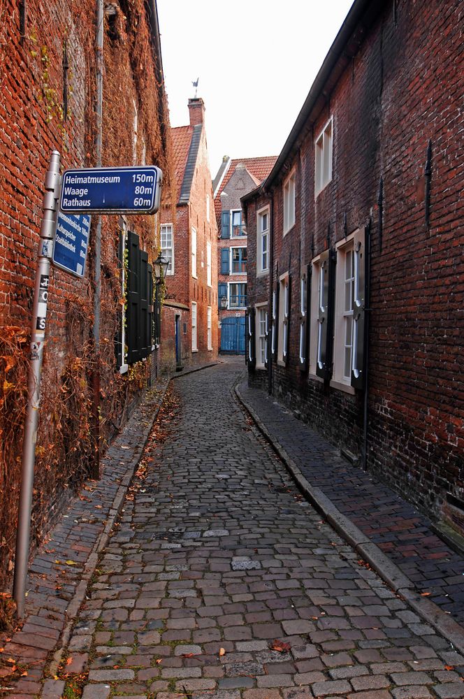 Enge Gasse in der historischen Altstadt von Leer (Ostfriesland)