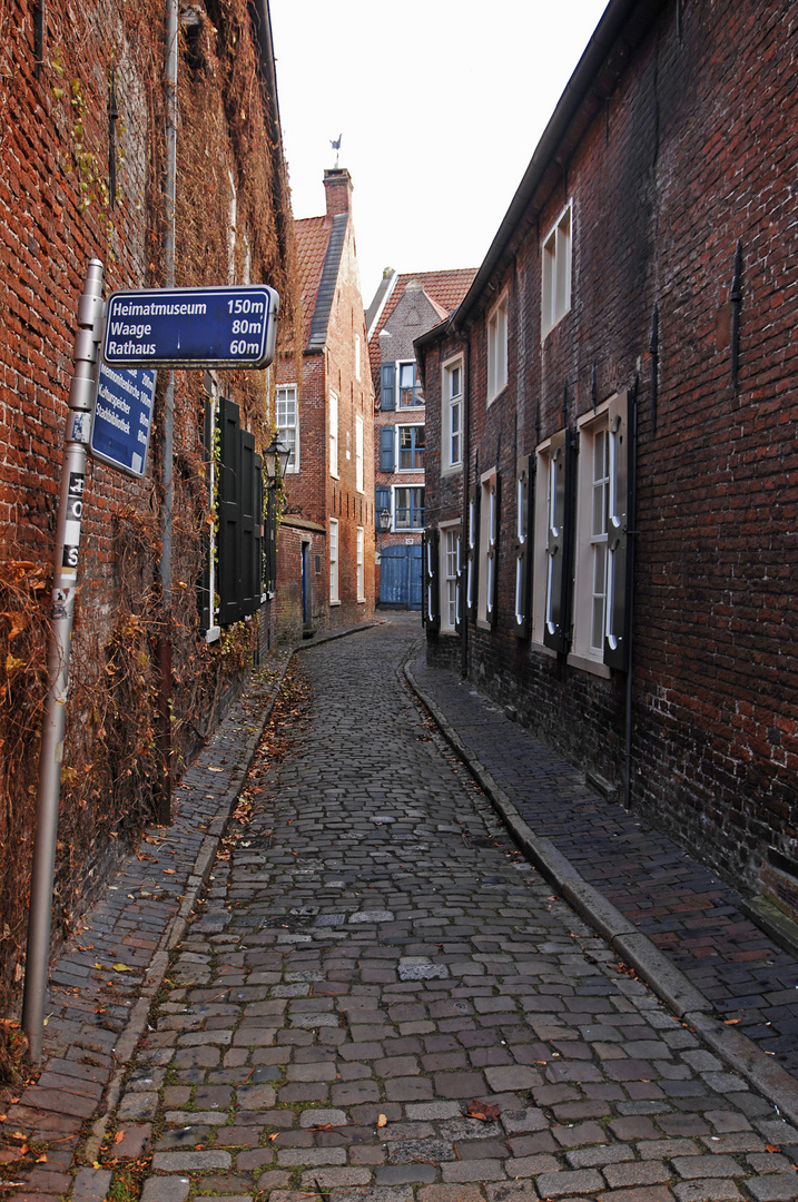 Enge Gasse in der historischen Altstadt von Leer (Ostfriesland)