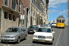 Enge Gassen mit viel Verkehr Autos,Strassenbahn etc.