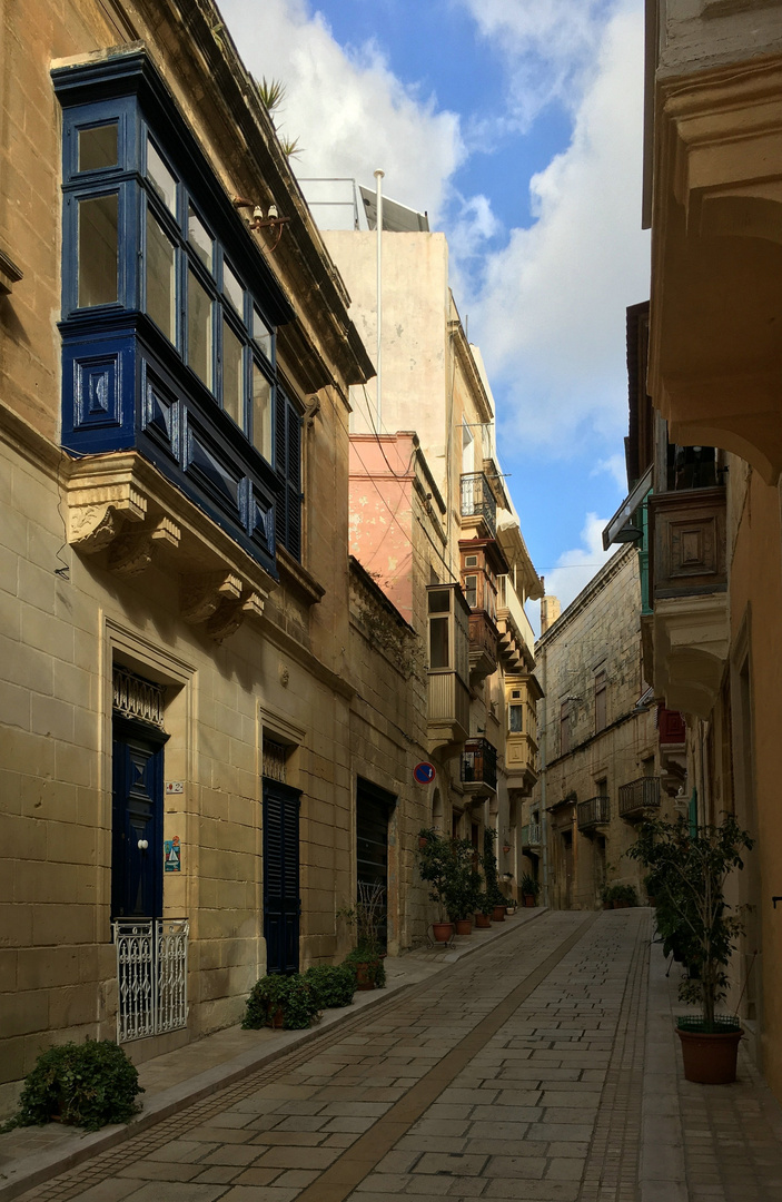 enge Straßen mit schönen umbauten Balkonen Foto & Bild europe, malta