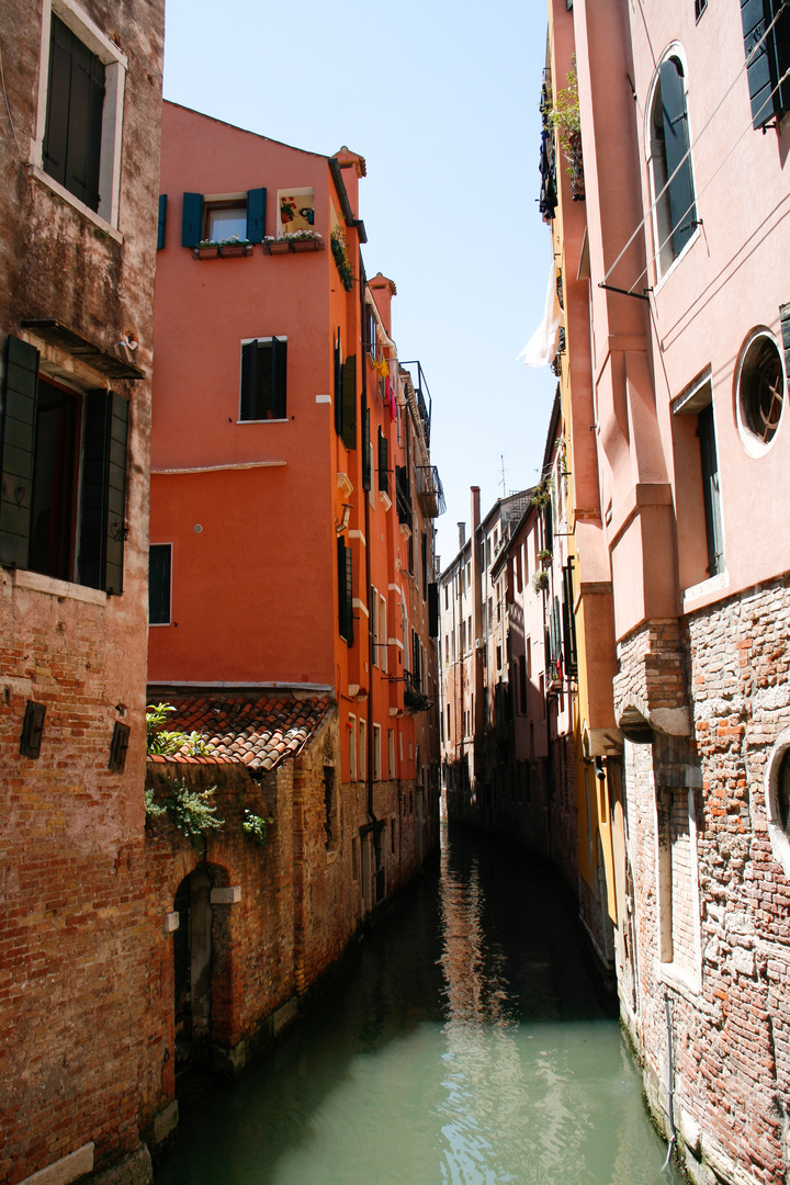 Enge Wasserstrasse in Venedig