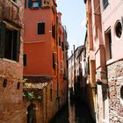 Enge Wasserstrasse in Venedig