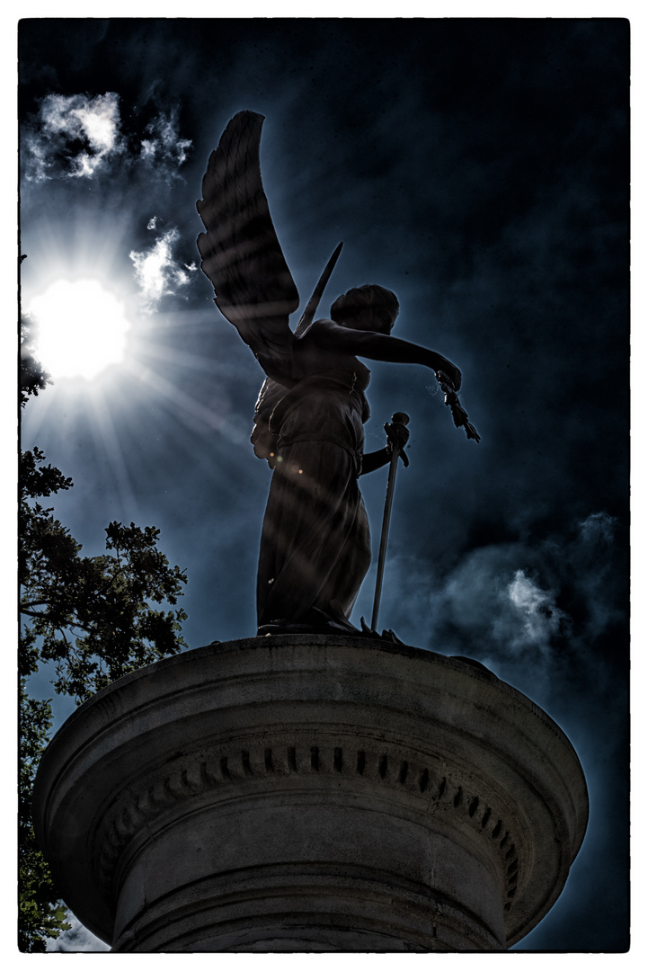 Engel auf Kriegerdenkmal in Spa