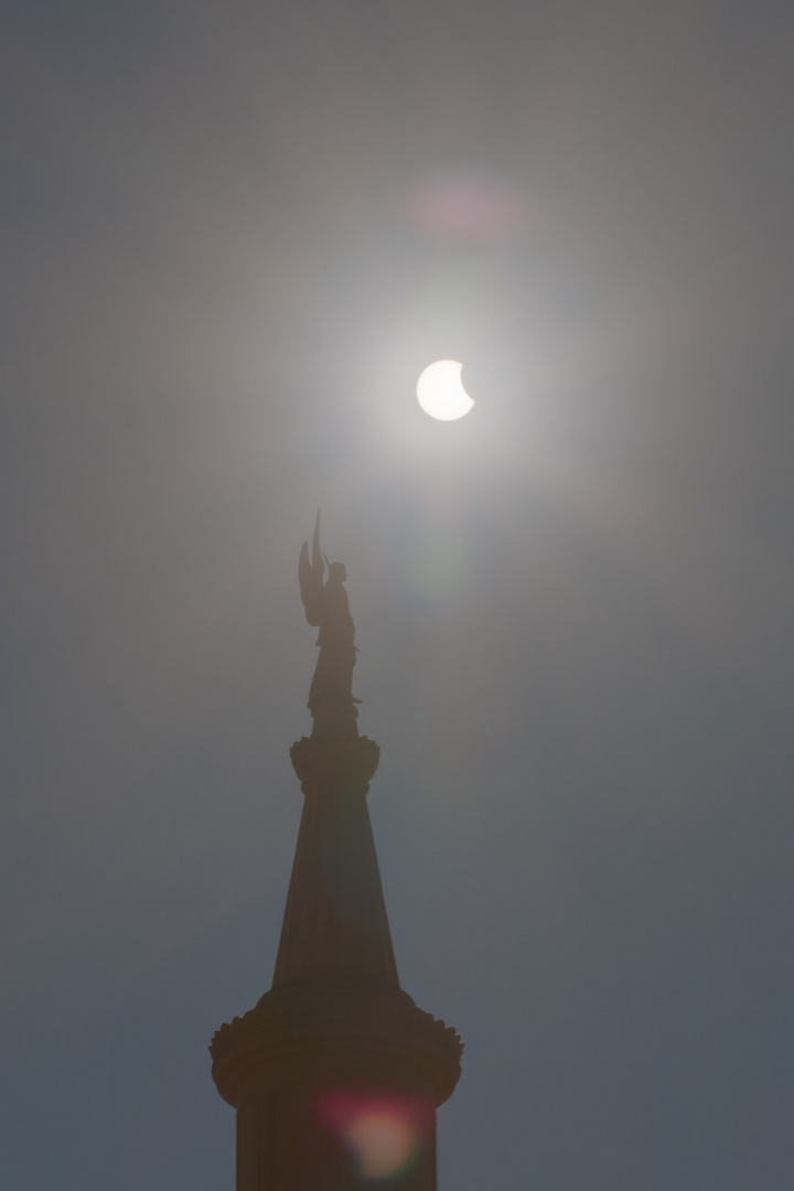 Engel betrachtet die Sonnenfinsternis