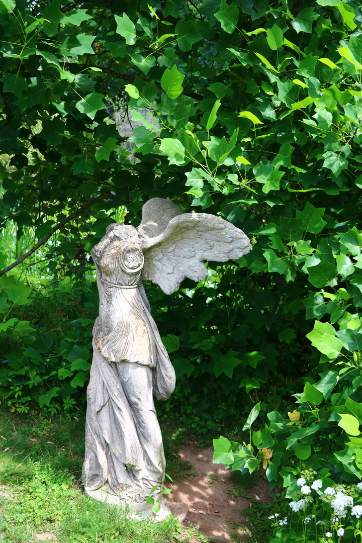 Engel kopflos im Schlosspark Dennenlohe