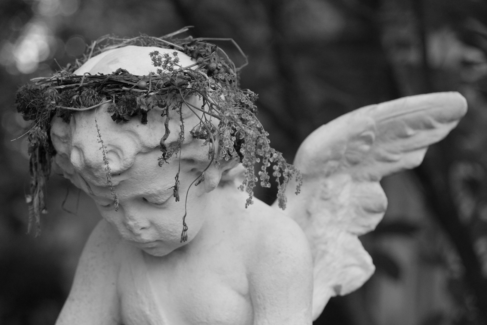 Engel mit Blumenkranz